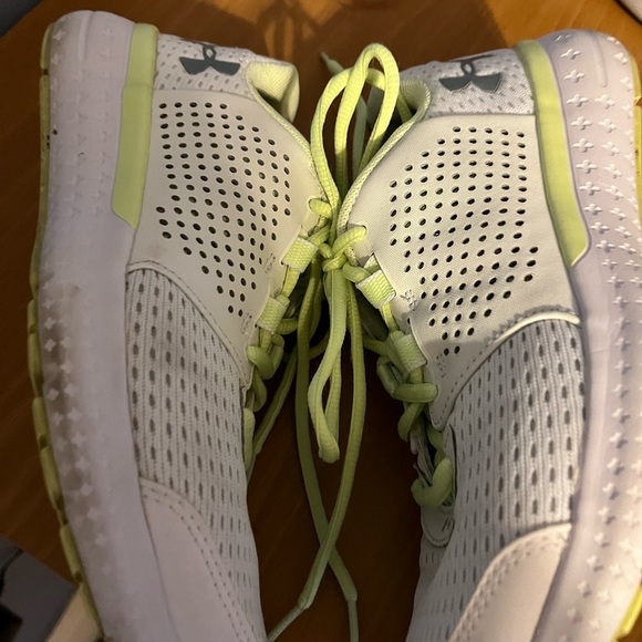 Woman’s size 7 under armour shoes - Picture 3 of 10